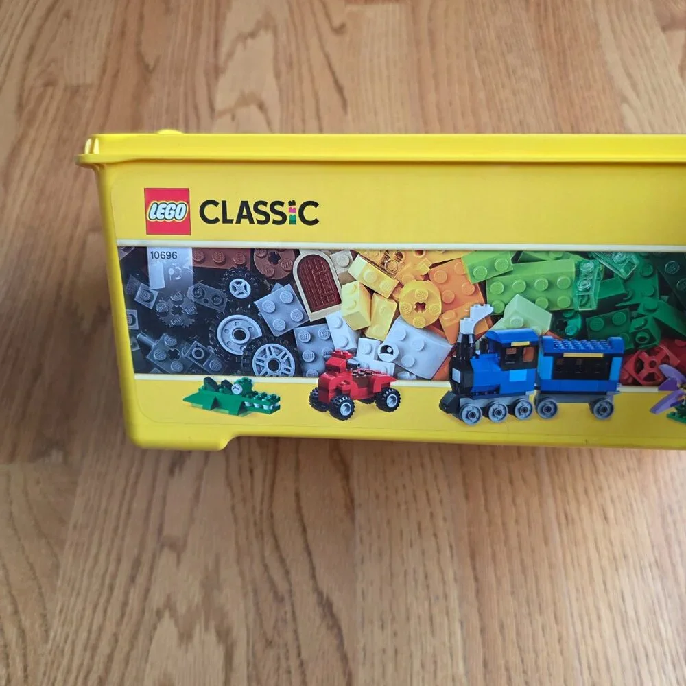 LEGO Classic Medium Creative Brick Box 10696 484 Pieces + Base Plate NEW - Picture 3 of 5
